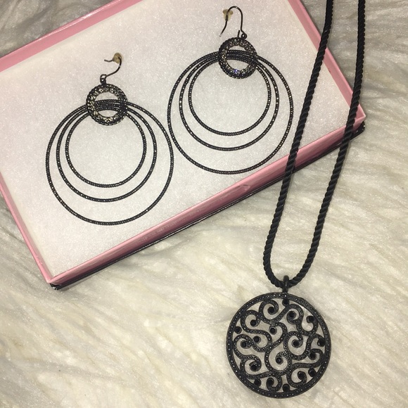 Express Jewelry - 🌸 5 for $30 Express Earrings and necklace set